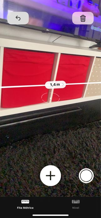 Tv 65 com movel branco e preto e gavetas