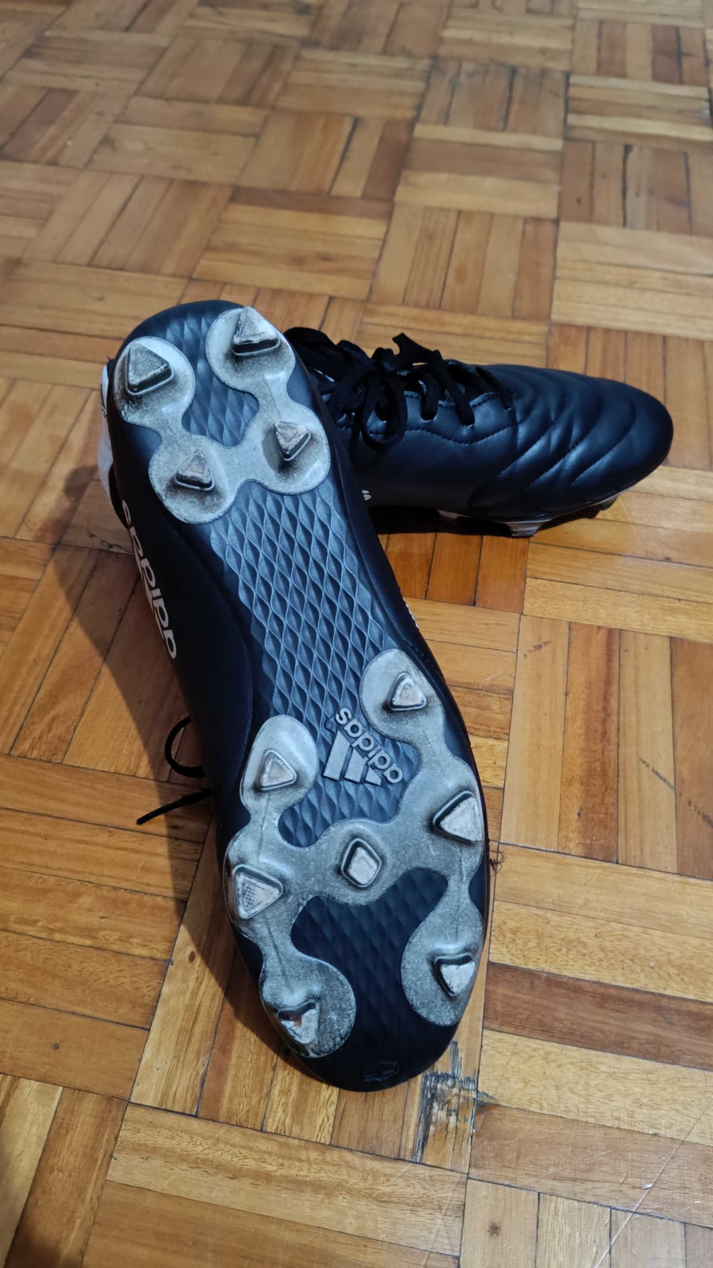 Chuteira e caneleira para futebol