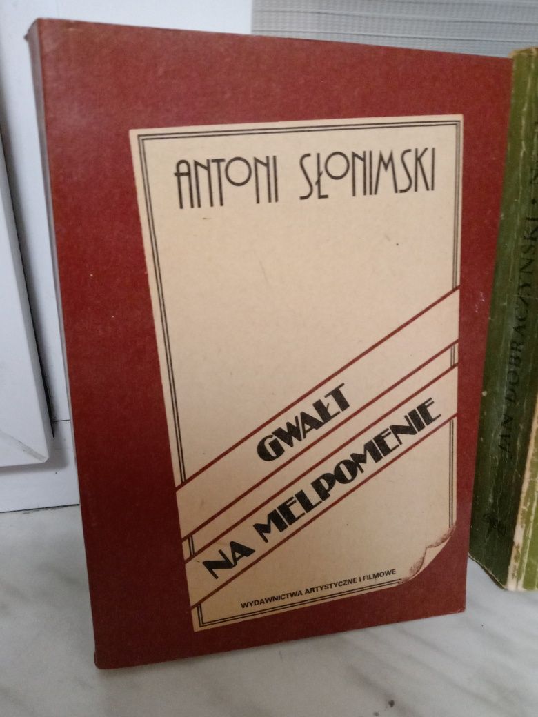 Gwałt na Melpomenie , Antoni Słonimski.