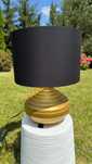 Lampa stojąca- kinkiet. Złoto młotkowane i czarny abażur