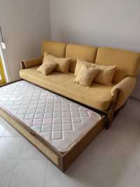 Sofa com duas camas de solteiro e movel de apoio sala