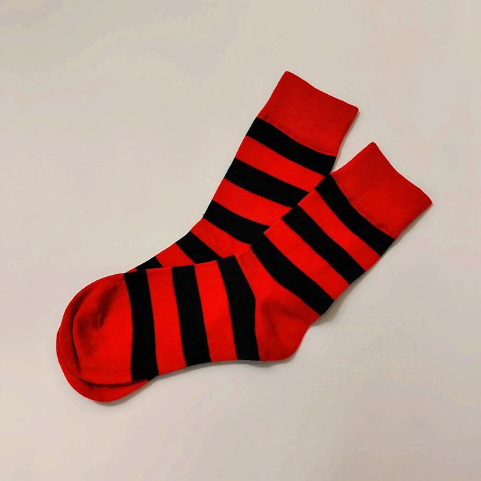 Stylowe skarpety w czerwono-czarne paski!