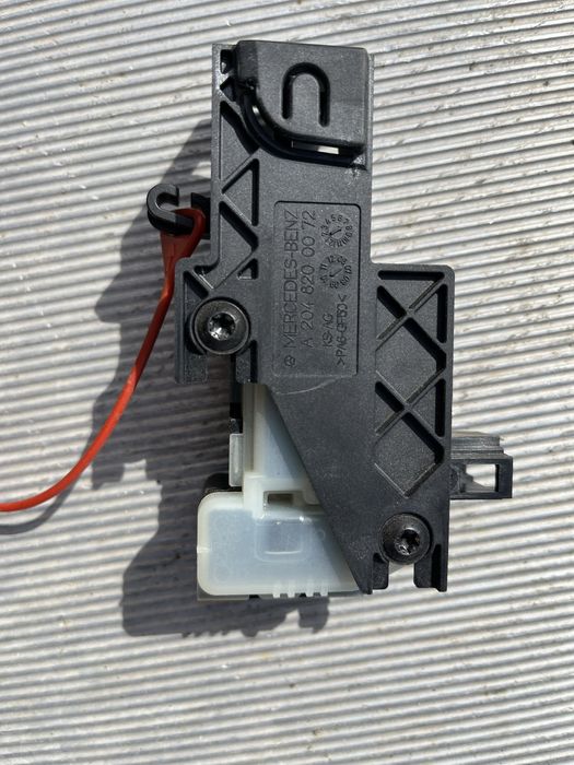 Siłownik klapki wlewu Mercedes CLS w218