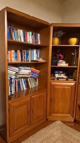 Movel de sala com mesa e cadeiras de refeição.