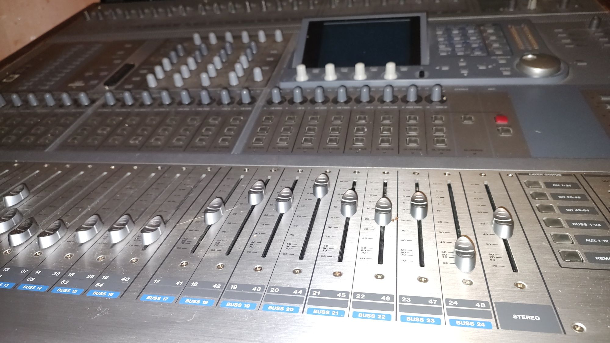 Mixer audio - TASCAM DM-4800 + meterbridge