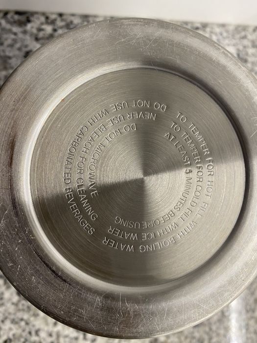 Termo com taça na tampa