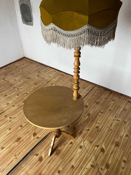 Lampa nocna ze stolikiem i abażurem