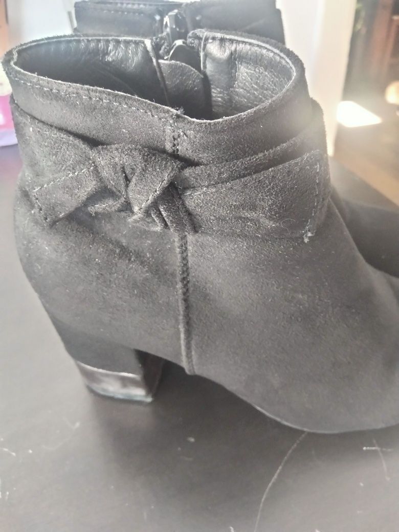 Botas pretas de camurça