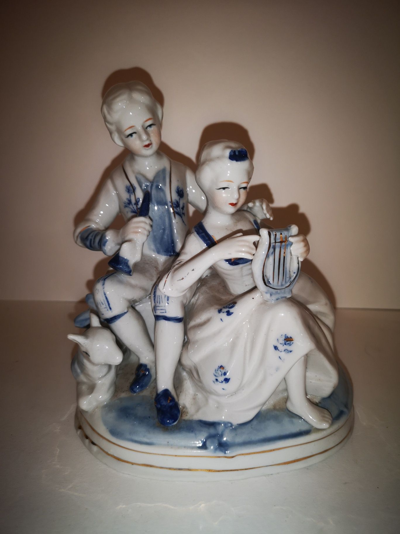 Porcelanowa figurka kobiety z harfą i mężczyzny z barankiem