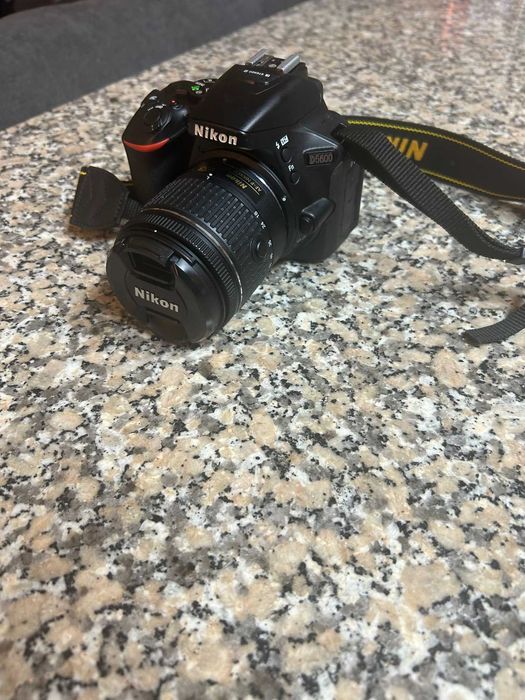 Nikon D5600 - com objetiva 18-50mm + Cartão SD 128GB - como nova