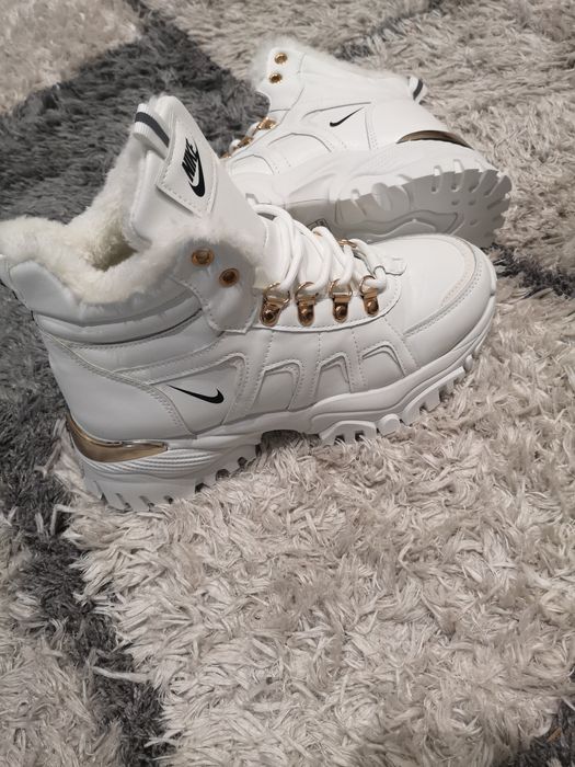 Nowe zimowe buty damskie.