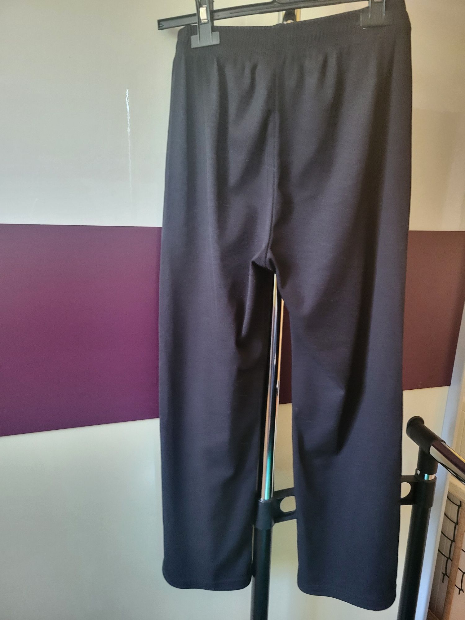 Spodnie czarne  134-140