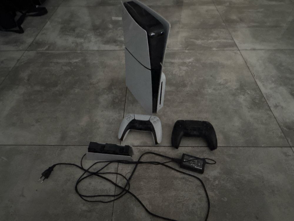 Sprzedam PlayStation 5 + 2 pady + ładowarka