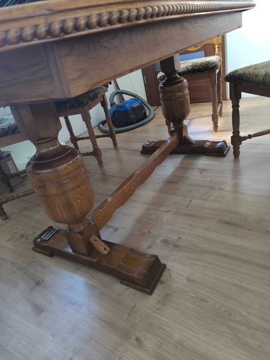 Sprzedam w bardzo dobrym stanie stół rozkładany z krzesłami