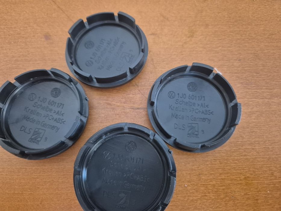 kołpaki dekielki  w alu felgię do vw średnia 56/52mm czerwono srebne