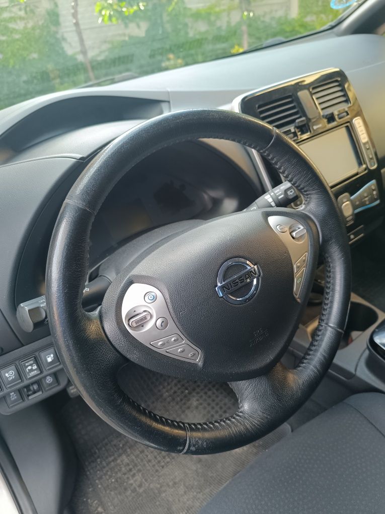 Nissan leaf 24 kw 11/12  2014 рв