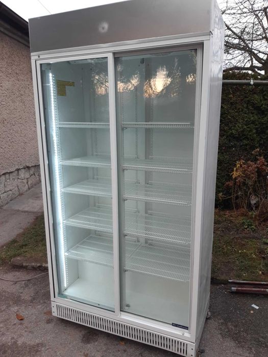 Lodówka lodówko chłodziarka chłodnia witryna napoje ciasta nabiał