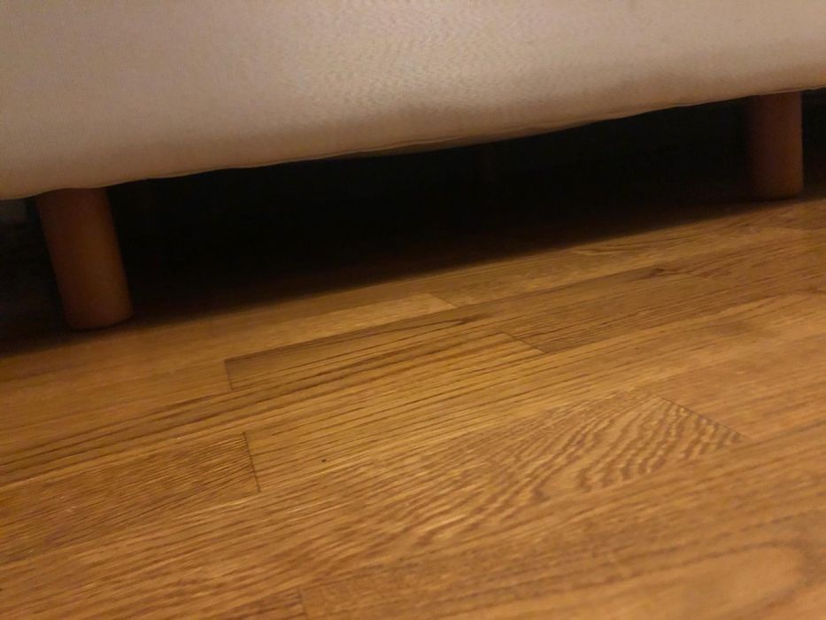 Quarto com cama como nova 160 por 190 e duas mesas de cabeceira. Como novo ficou grande no quarto