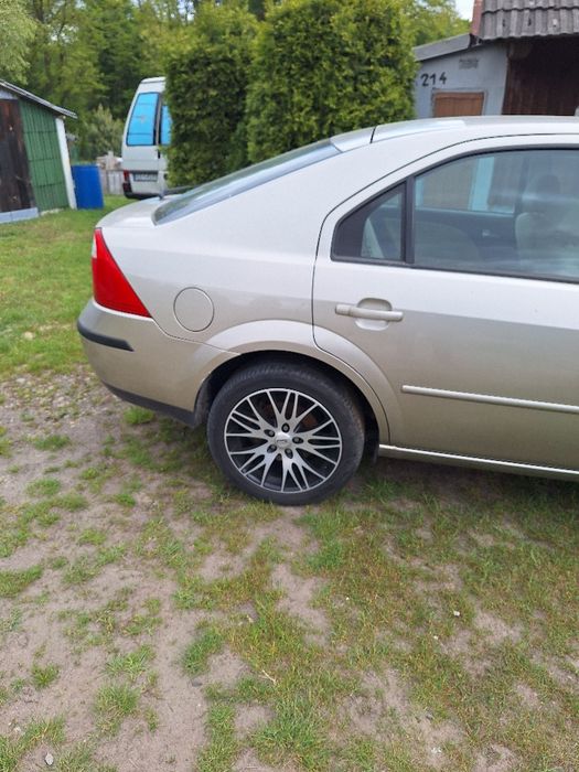 Ford Mondeo mk3 1.8 125 km 2003r uszkodzony