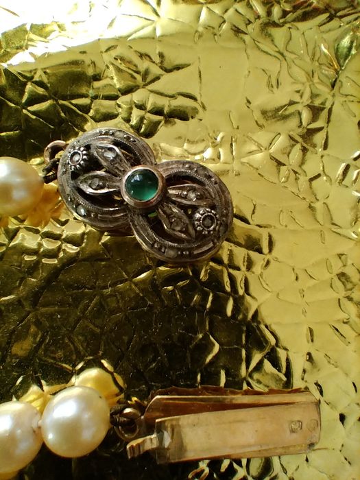 Colar de pérolas com fecho em ouro de Portugal, estilo Art Déco.