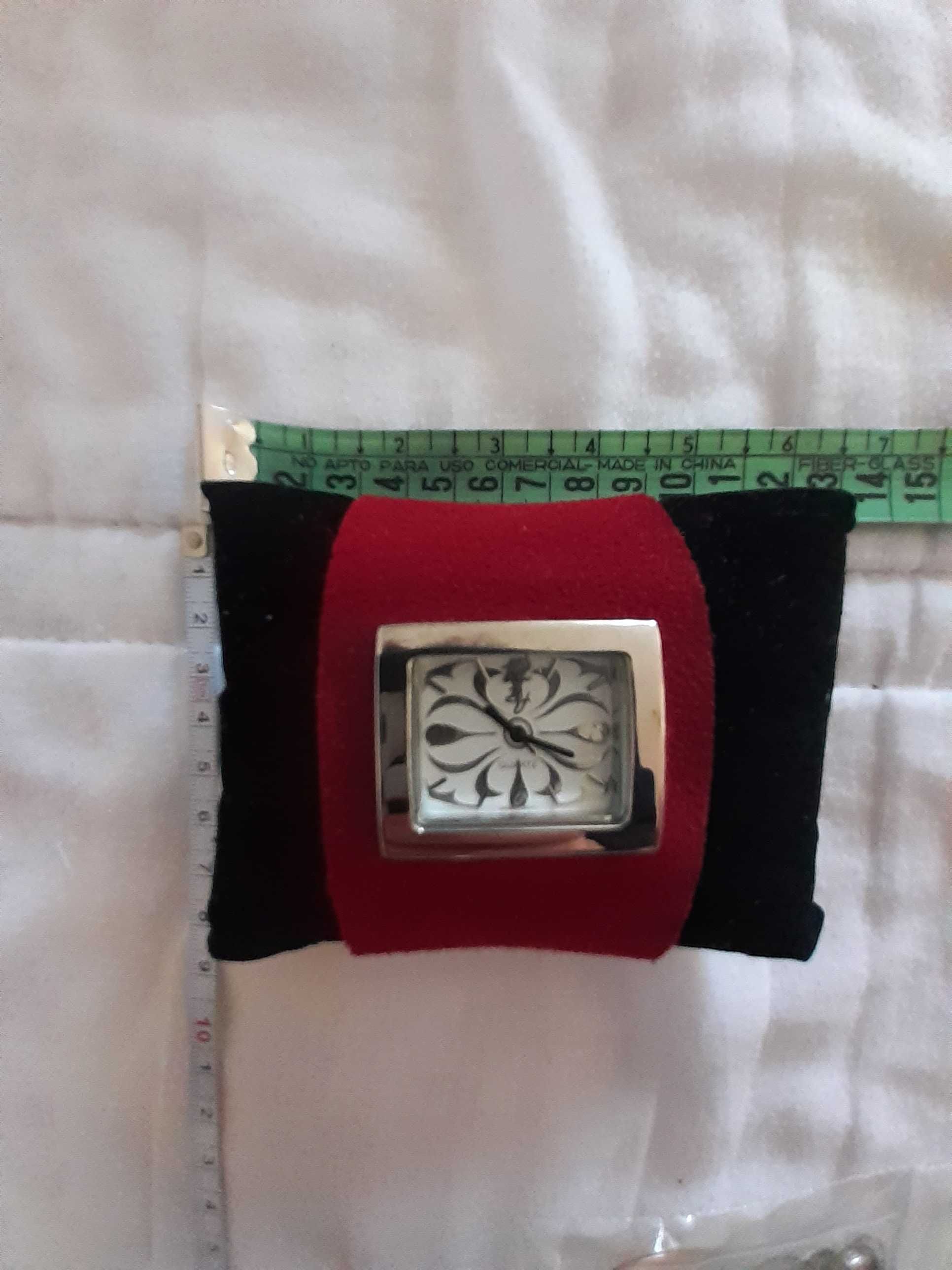 Relógio vermelho da Bijou Brigitte