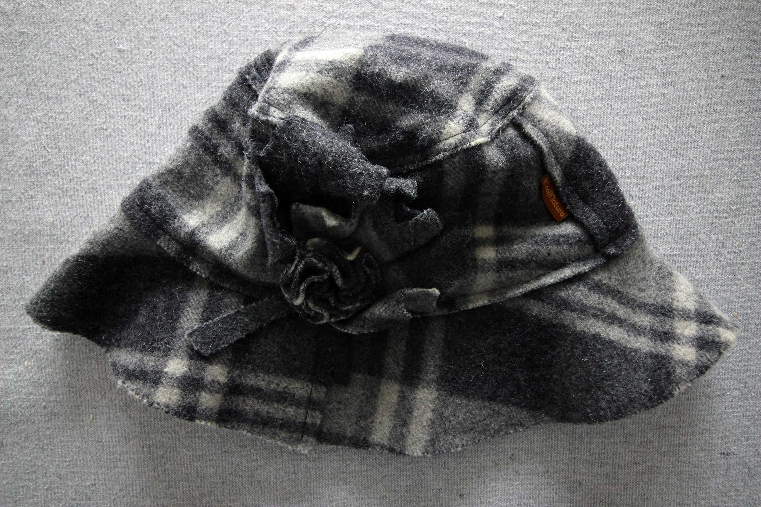Chapéu com padrão xadrez cinzento e detalhe de flor em lã