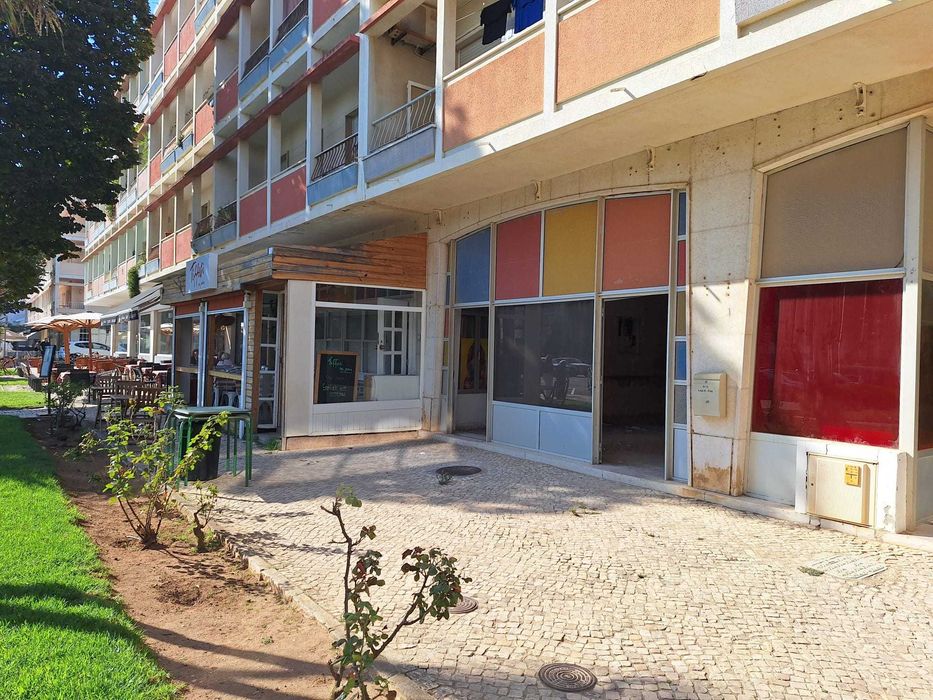 Loja na Praça do Junqueiro