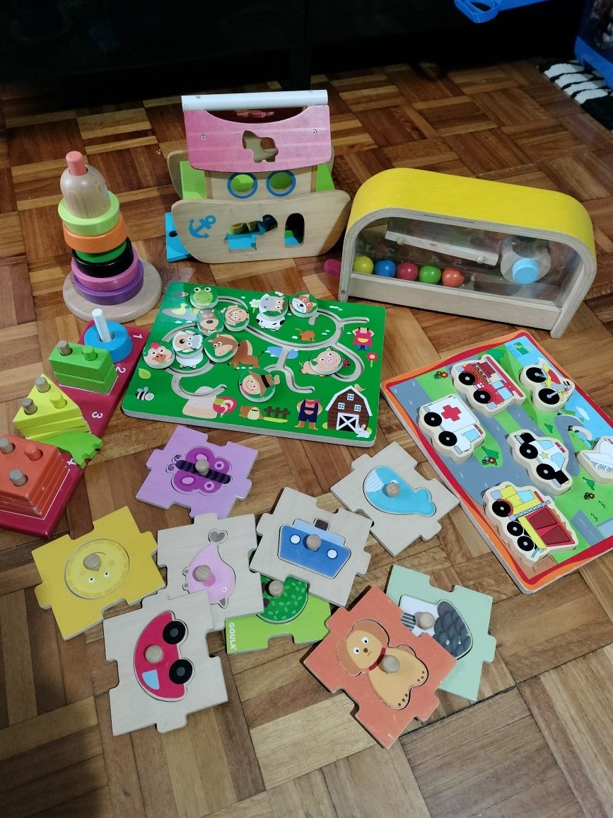 Brinquedos e puzzles de madeira
