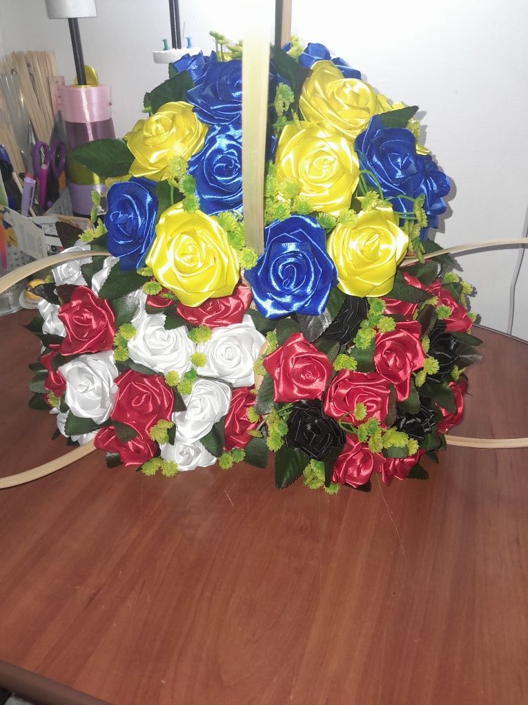 Кошики букети з квітами атласна стрічка