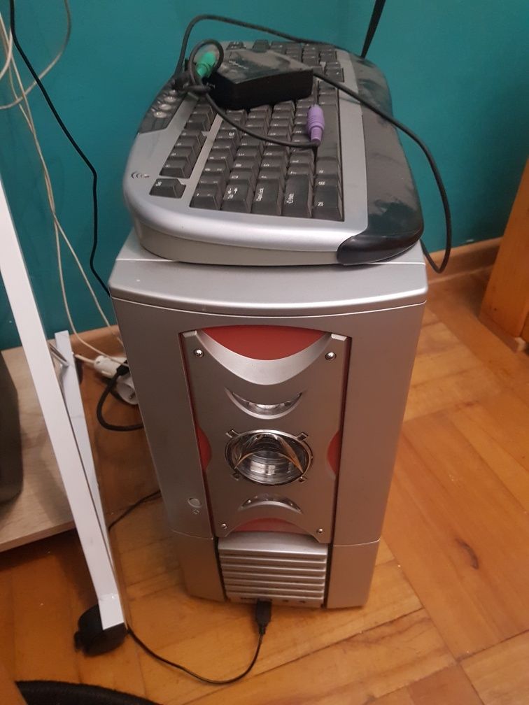 Komputer stacjonarny z monitorem  pentium4