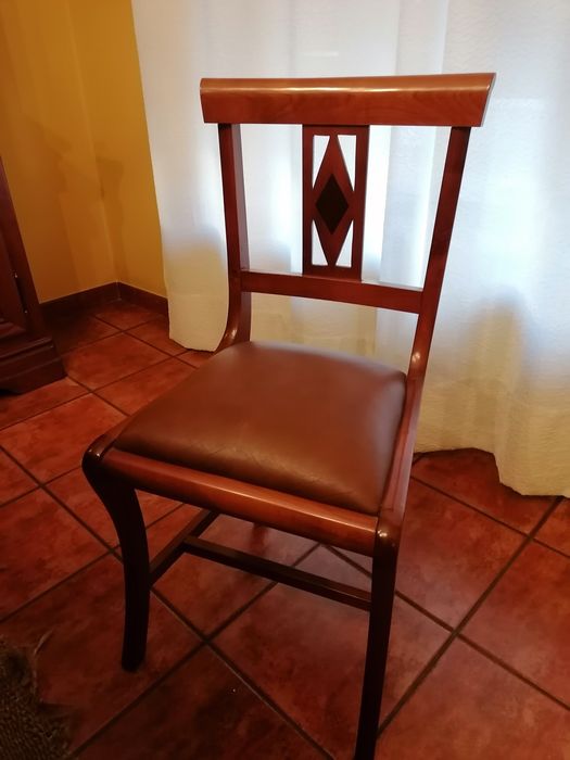 Mesa de refeições e 6 cadeiras em cerejeira