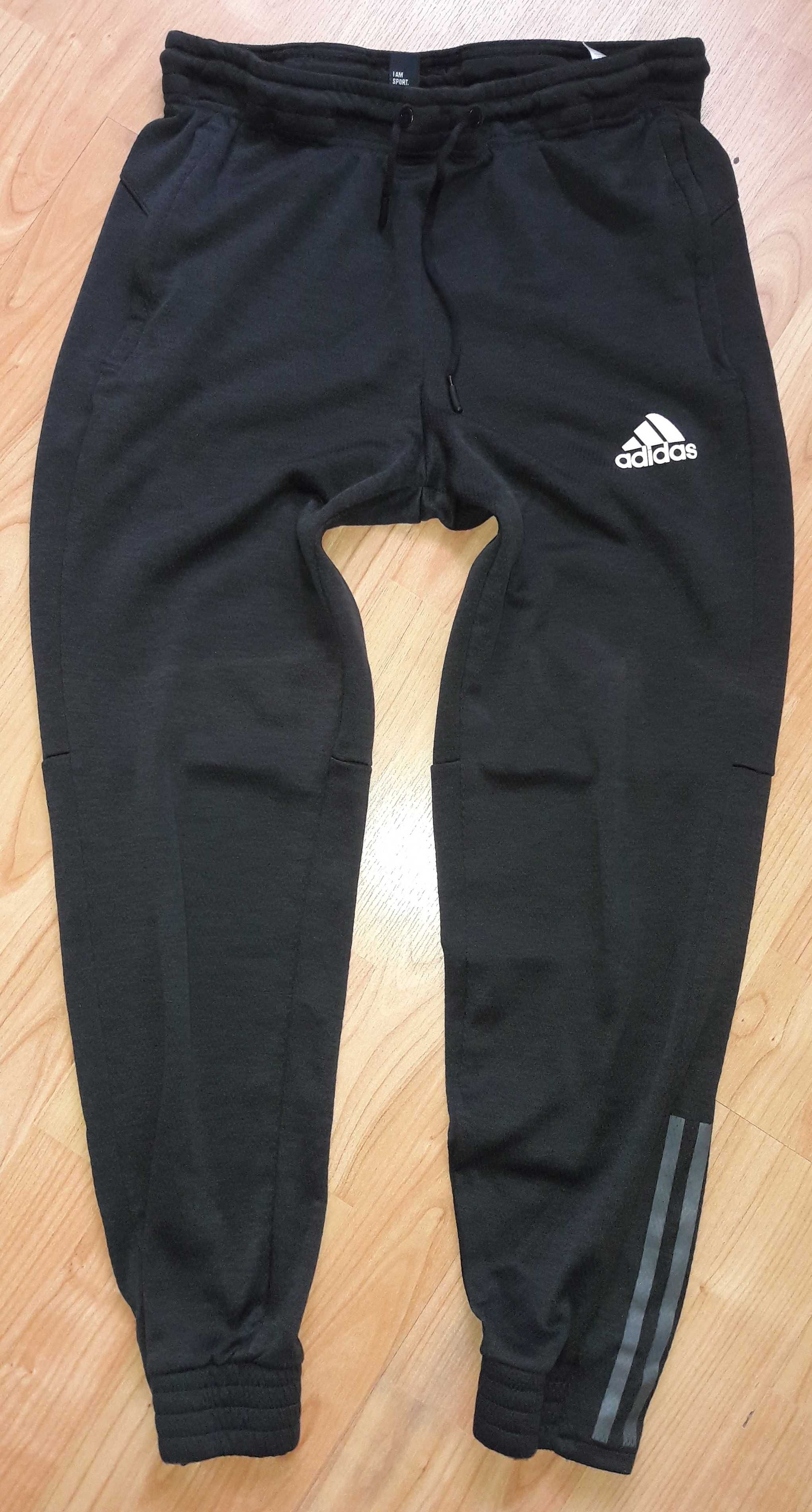 Czarne spodnie dresowe Adidas S