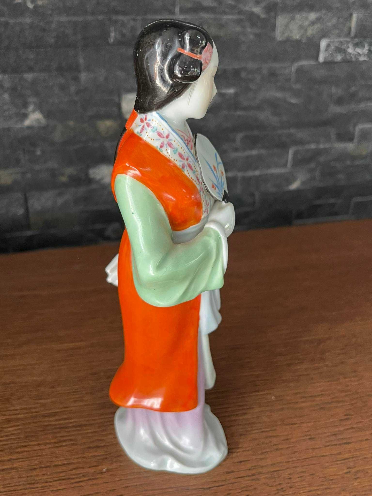 Japonka z wachlarzem  figurka sygnowana porcelana szkliwiona