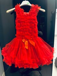 Czerwona dziewczęca sukienka tiulowa rozkloszowana z falbankami