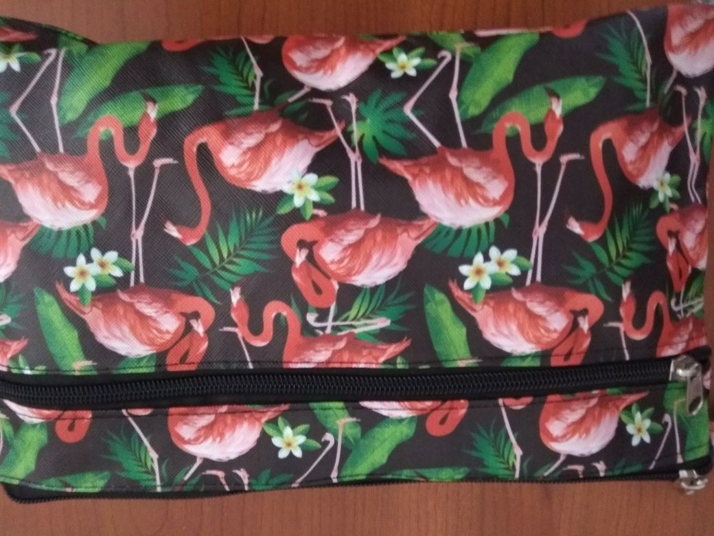 Bolsa preta com flamingos 2 divisórias. TAM 18 por 28 cm.