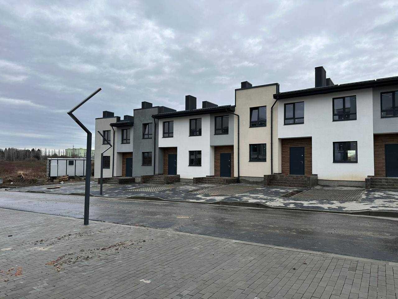 Затишок під ключ: сучасний котедж з терасою та власним двором