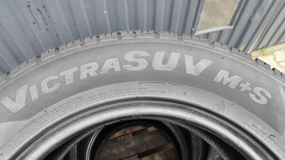 235/65/17 Maxxis Victra M+S komplet