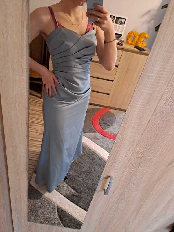 Błękitna długa sukienka
