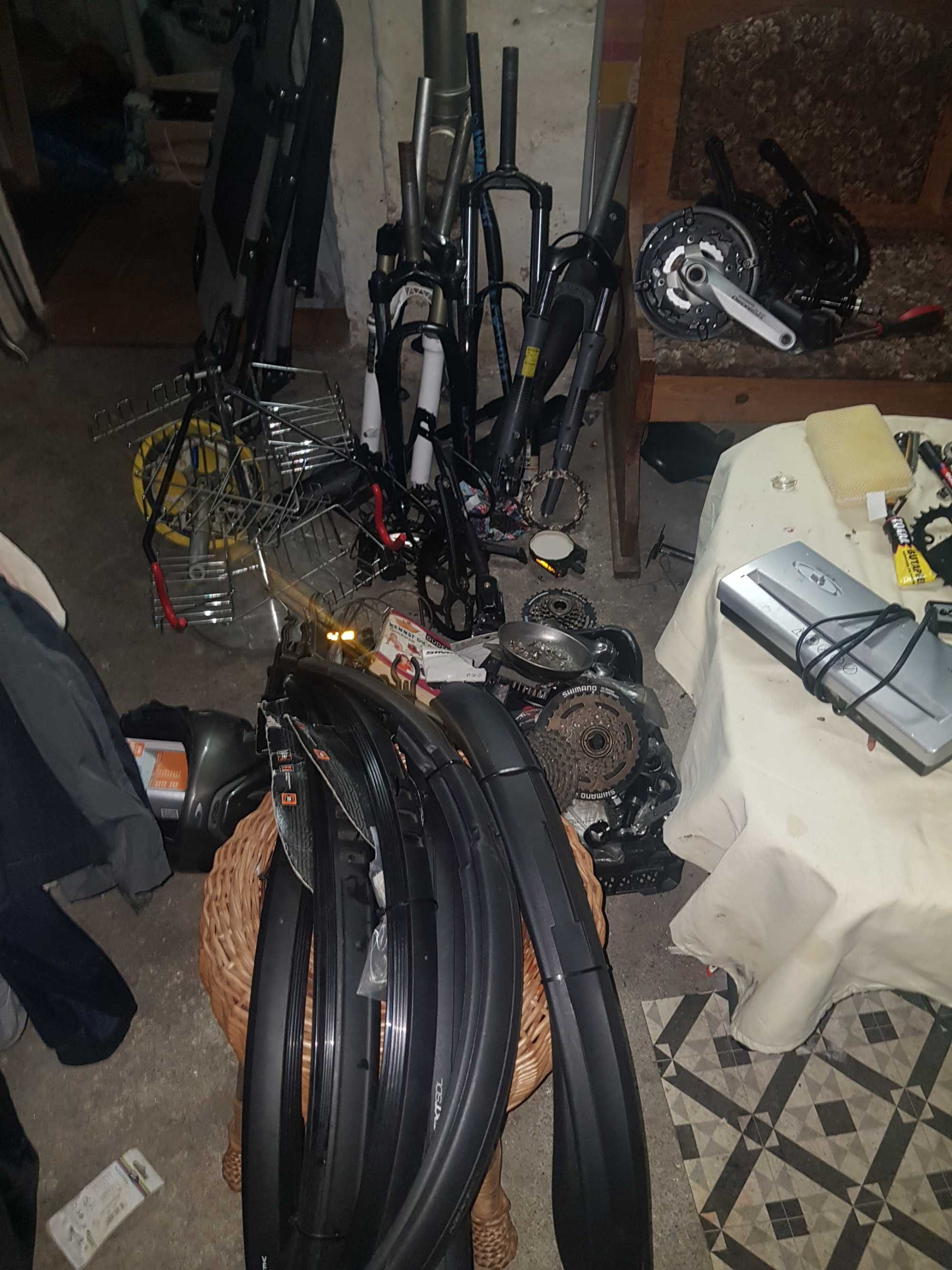 Narzędzia i części po likwidacji serwisu rowerowego