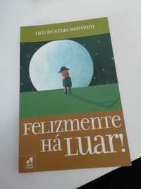 Livro "Felizmente há luar"