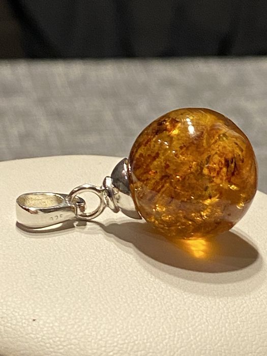 Wisiorek z bursztynu , kula