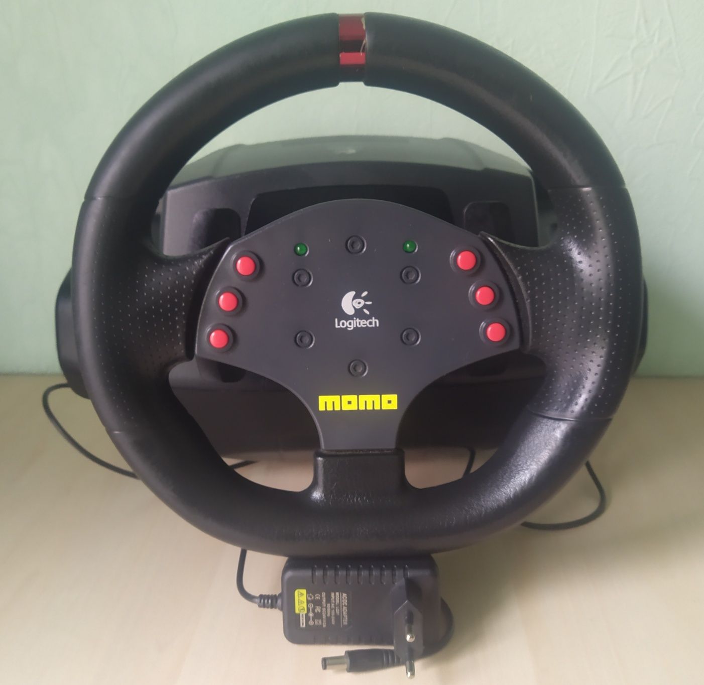 Игровой руль Logitech Momo Racing