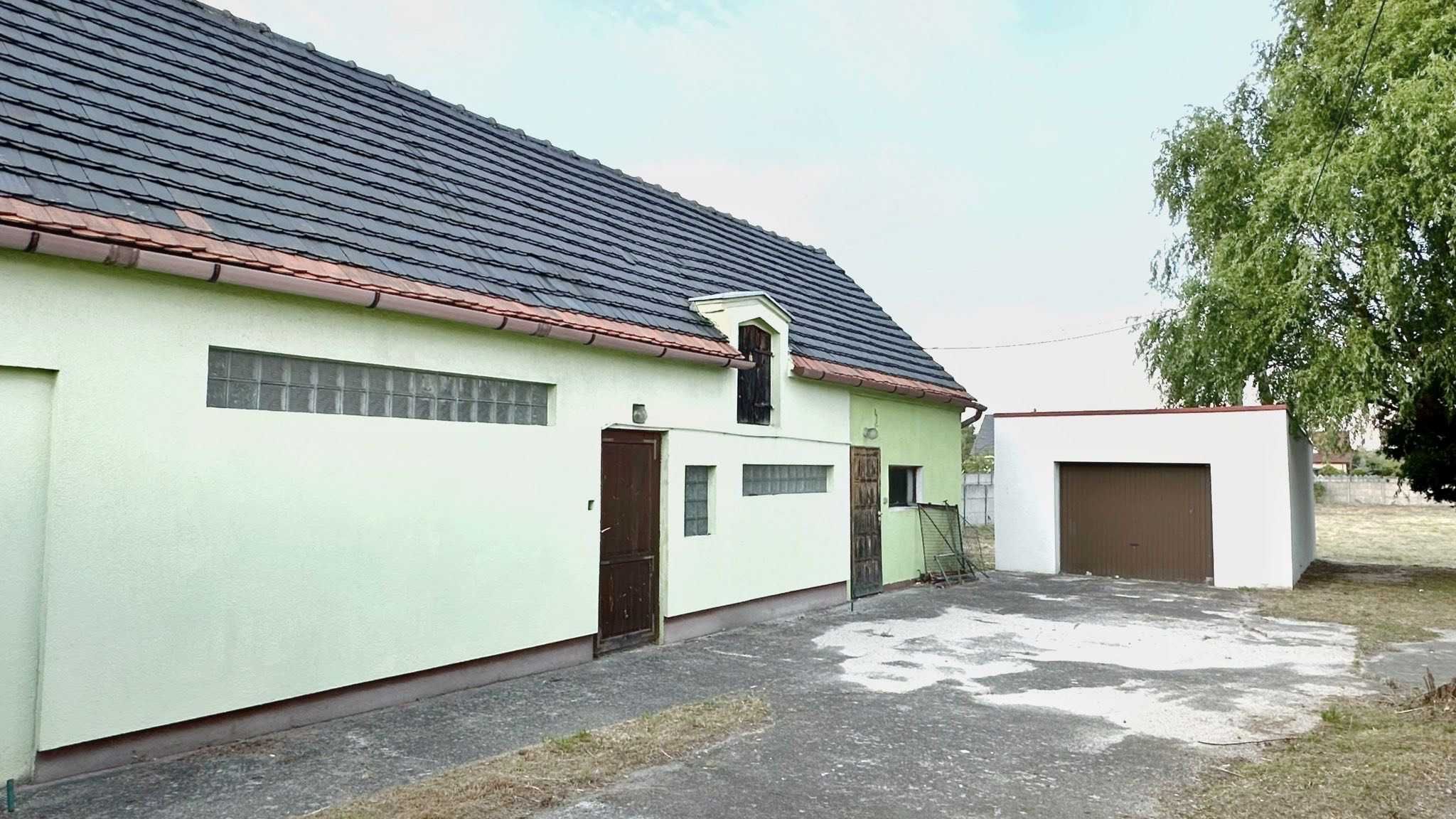 Dom z garażem, budynkiem gospodarczym oraz ziemią 14 arów
