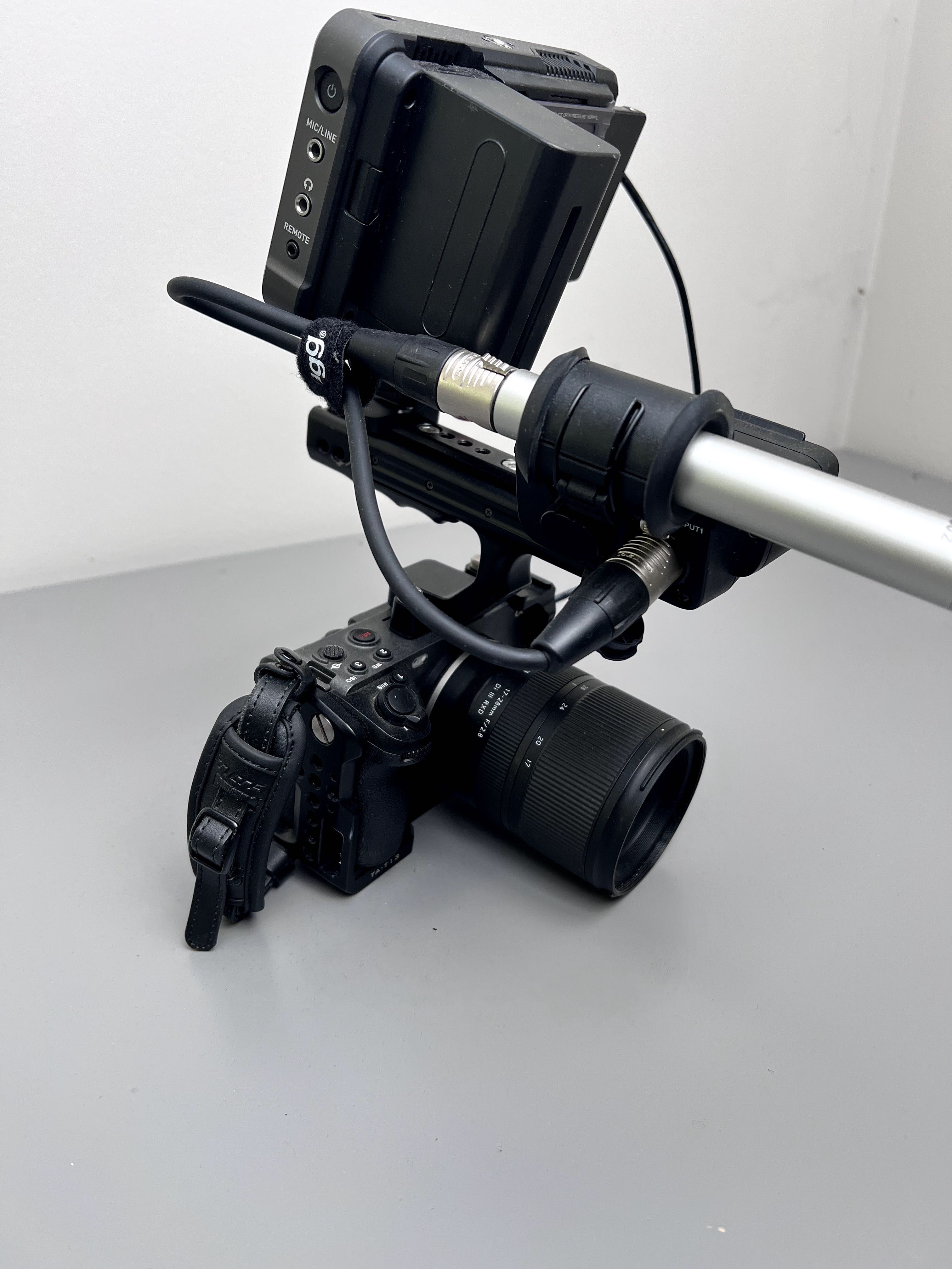 Sony FX3 z uchwytem z modułem XLR, mikrofonem, klatką
