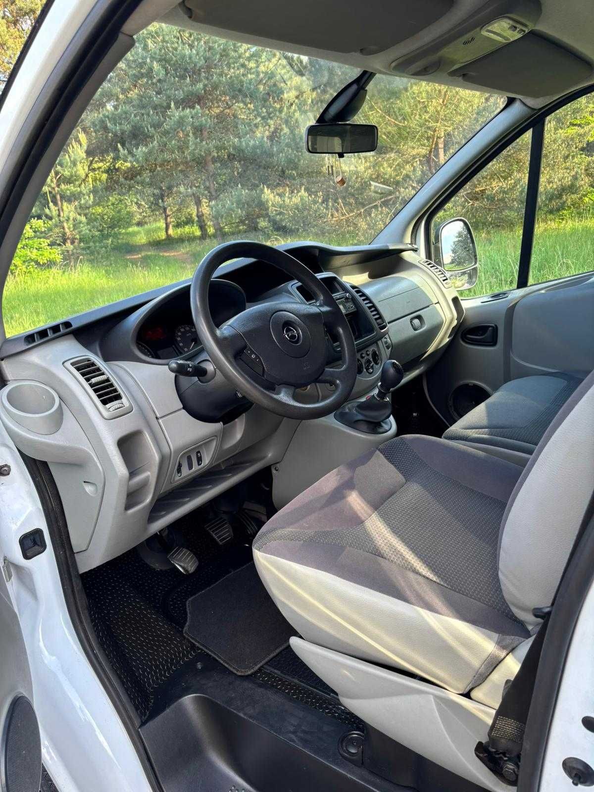 opel vivaro 2.0 cdti 2014r klima sprawna ,hak .tempomat