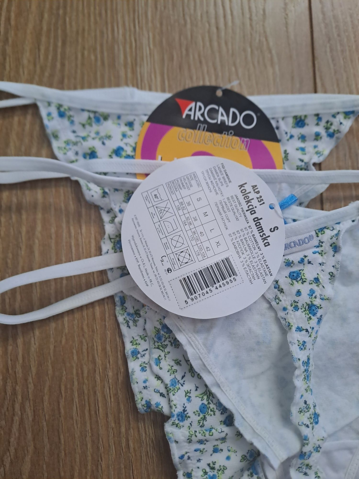 3x Stringi damskie Atlantic Arcado, rozmiar S, kwiatki