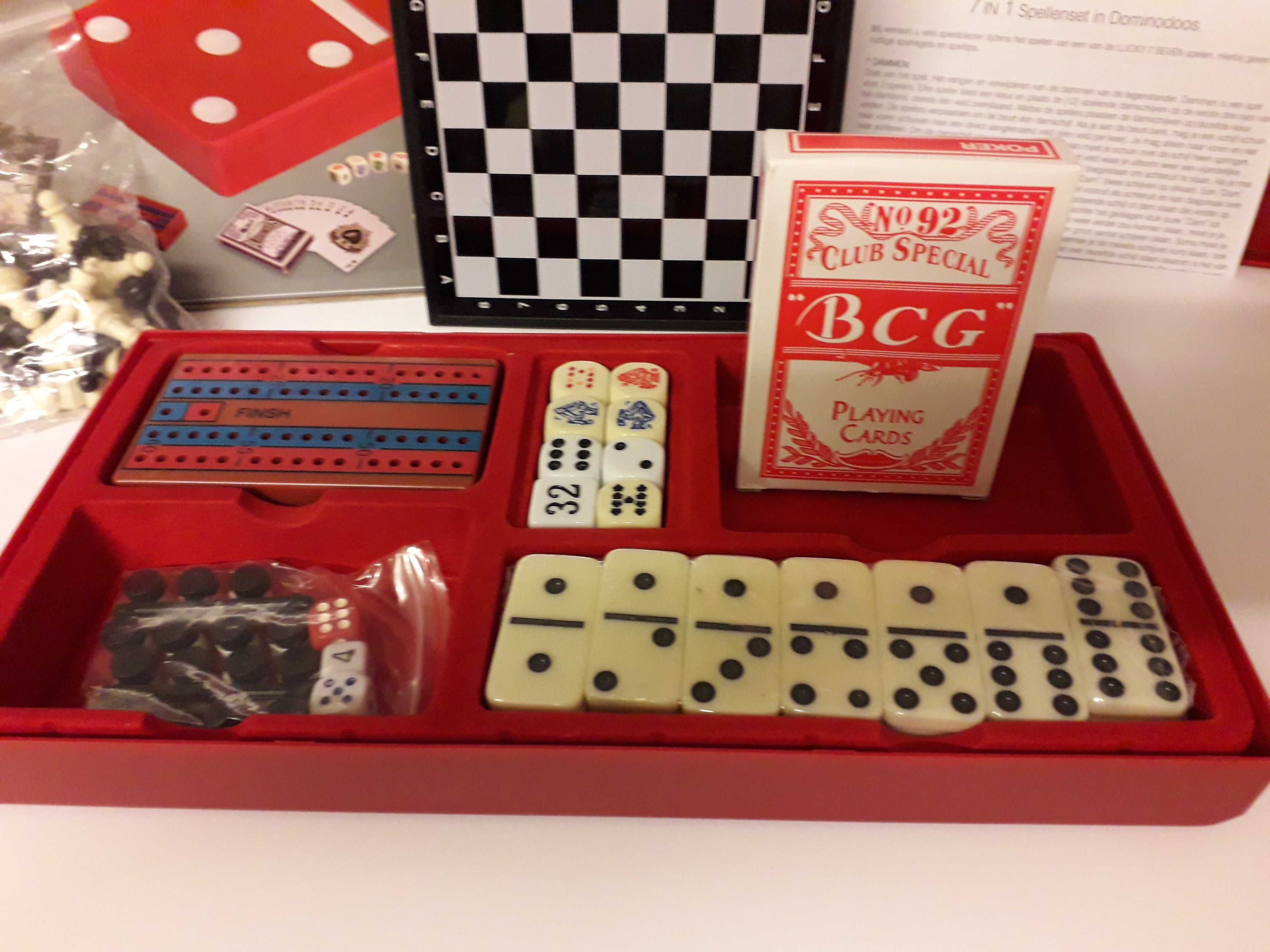 Zestaw 7 gier:domino,szachy magnetyczne,karty,kości itp.