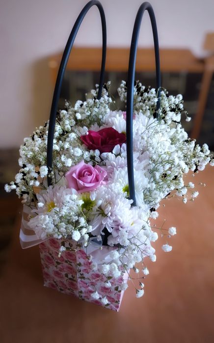 Букети та кошики з квітів та солодощів на замовлення