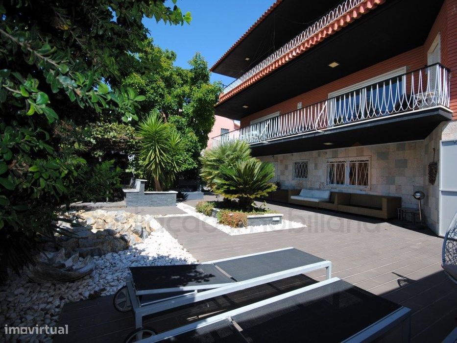 Moradia Renovada Recentemente, Perto Dos Centros De Carcavelos E Pa...