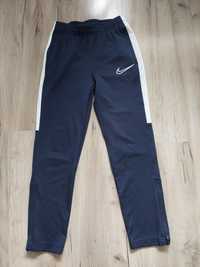 Spodnie dresowe Nike 128-137cm